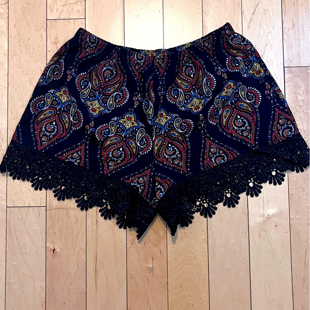 Elastic waist, printed woven shorts with lace hem finish